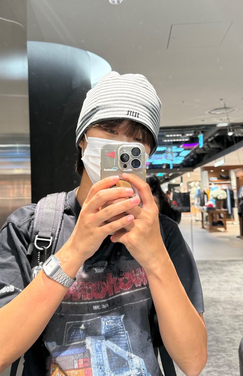 ara____v's tweet photo. 널 만나면 더 낼 수 있지 세금도…. https://t.co/JnXrsZgEJ8