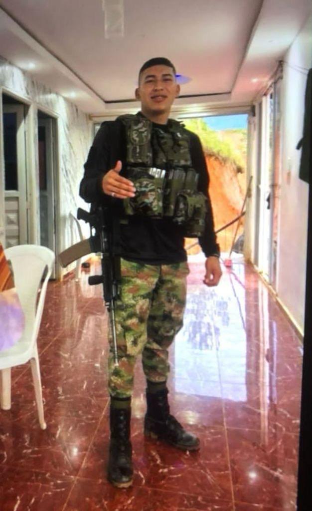 La comunidad capturó a alias Sebastián, señalado como uno de los responsables del carro bomba en Cali. Pertenece al EMC bajo las órdenes de alias Marlon, subordinado a la Junta del Narcotráfico.