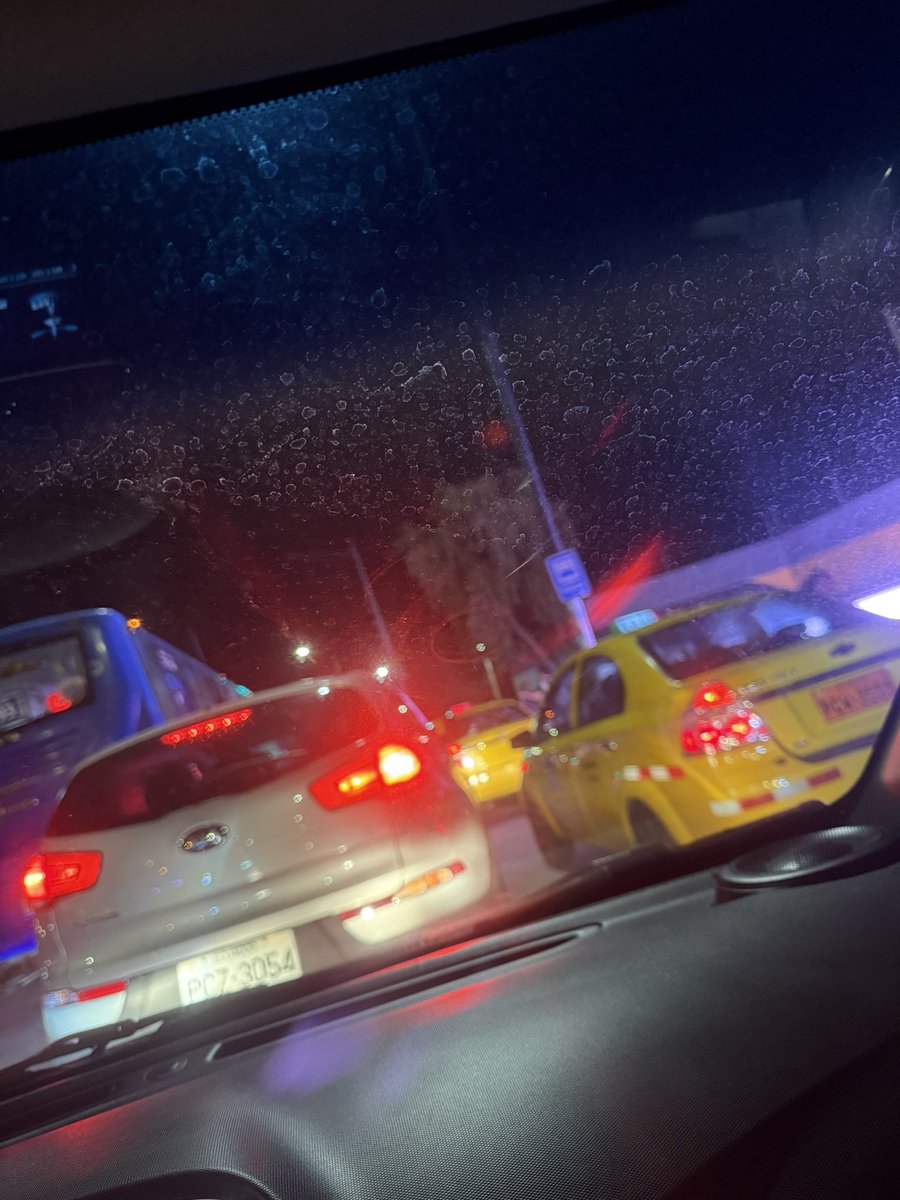 ferfeisan's tweet photo. @AMT_Quito Por favor controlen a la salida de las paradas del metro los taxis generan demasiado tráfico esto es quitumbe https://t.co/6LHXgMd4qU