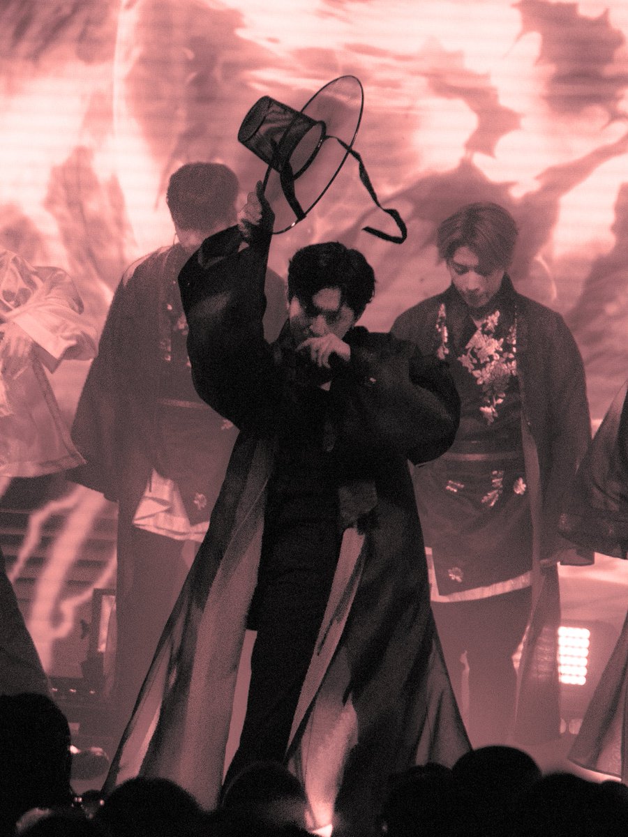 CiaraGlagola's tweet photo. No one is coming to save you 🔥

The 가자 boys (@official_ONEUS) in Chicago

📸 for @Genius_kor 

#ONEUS #원어스 #h_our_us #ONEUSinchicago https://t.co/3JtpfQ2niV