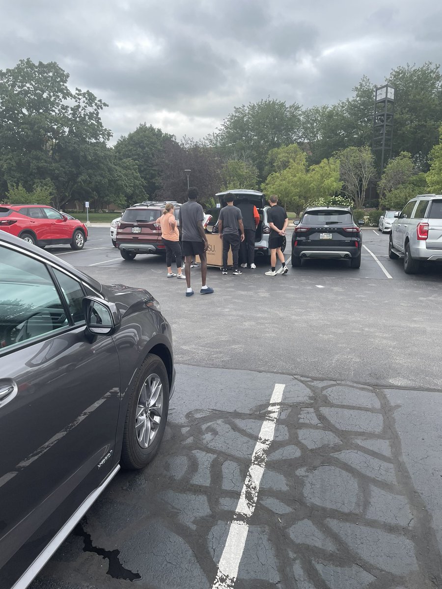 BGSUMBB's tweet photo. The entire team and staff made it out to help our fellow Falcons move in to the dorms this morning.
The buzz for the season is growing among the future @FalconFanatics1!
#FalconsHelpingFalcons https://t.co/uzdLB97S8p