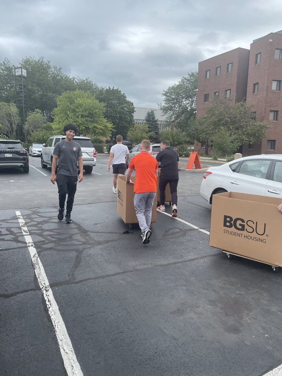 BGSUMBB's tweet photo. The entire team and staff made it out to help our fellow Falcons move in to the dorms this morning.
The buzz for the season is growing among the future @FalconFanatics1!
#FalconsHelpingFalcons https://t.co/uzdLB97S8p
