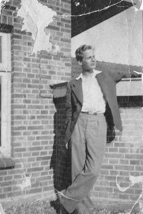 22 August 1925 | German Jewish boy Erich Günther Gutmacher was born in Berlin. He emigrated to the Netherlands.

In August 1942 he was deported to #Auschwitz and registered in the camp after the selection (no. unknown). He perished in the camp on 22 August 1942.