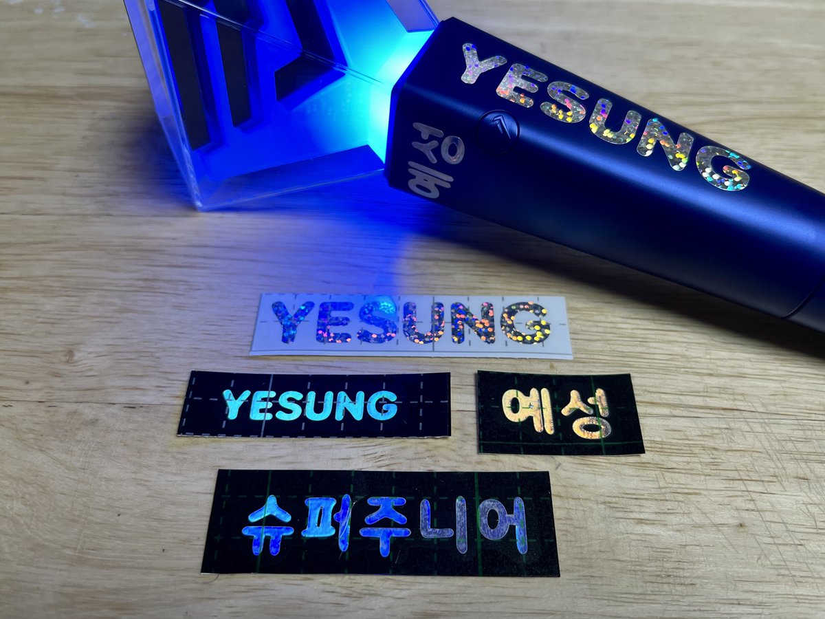 YS_MissPark's tweet photo. 💙 예성 생일
💙 슈퍼주니어 20주년 슈퍼쇼 10

을 기념하여 네임스티커를 나눔 합니다.

일자 : 8월 22일(금) ~ 24일(일)
수량 : 일 100개
시간 및 장소 : 당일 공개

* 슈퍼주니어 스티커가 왼쪽 → 오른쪽 사진으로 변경 되었습니다.

#슈퍼주니어 #SUPERJUNIOR #슈퍼쇼10 #SUPERSHOW10 https://t.co/xxCm5tyRx5
