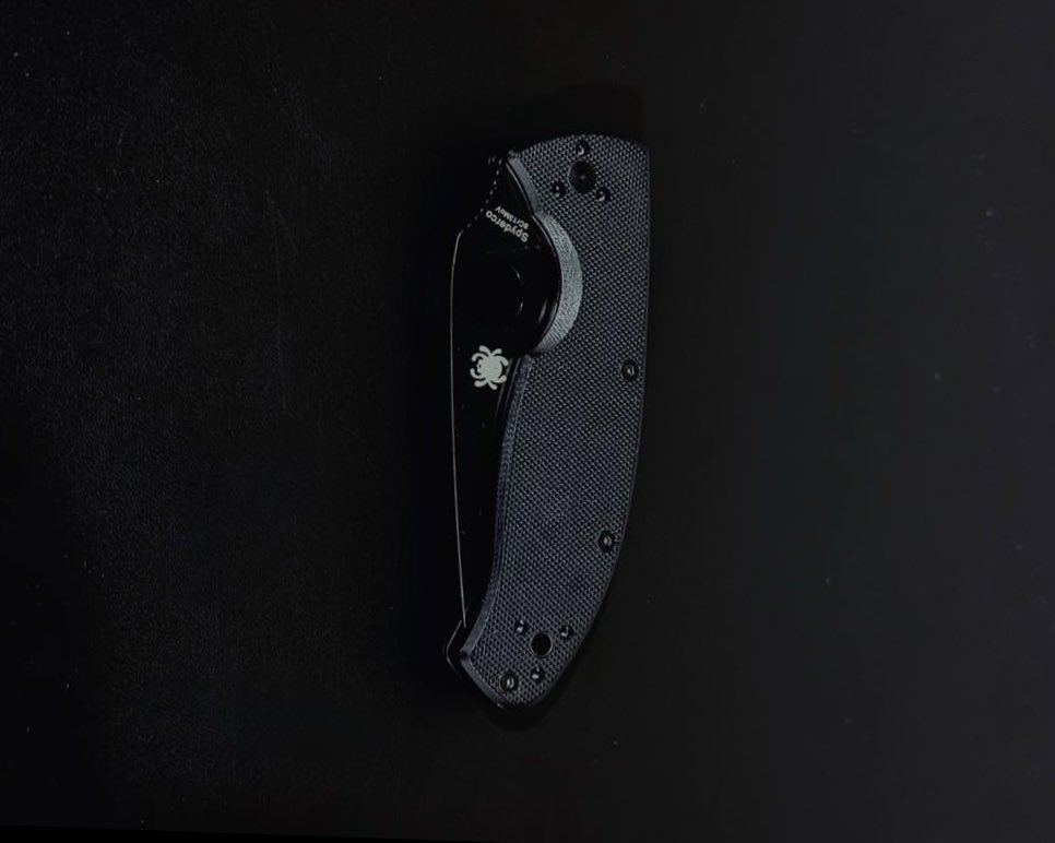 Otis_A_Ross's tweet photo. Tools of the trade @SpydercoKnives https://t.co/rcSBRyINYf