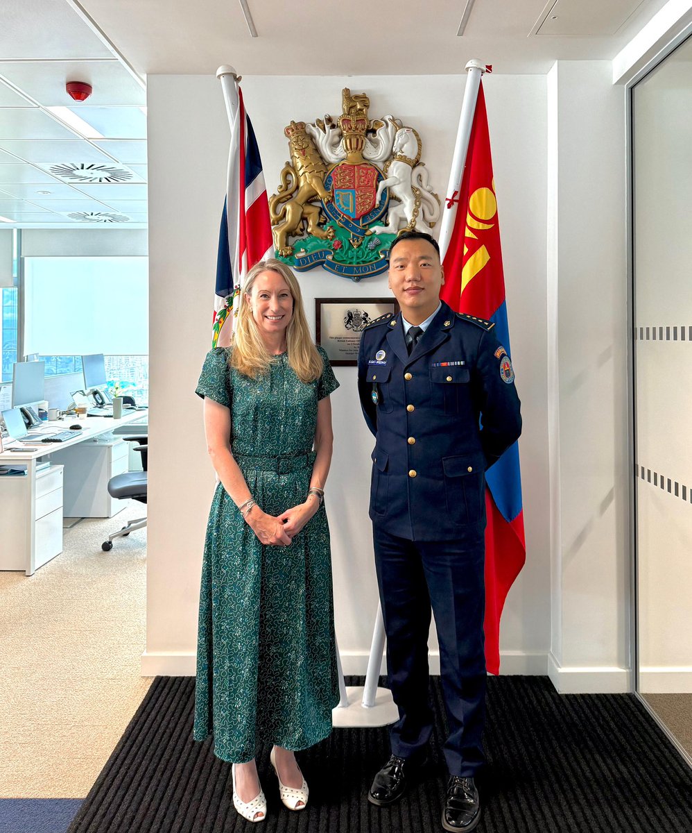 Батлан хамгаалахын салбарын хамтын ажиллагааны хүрээнд Британийн Сэндхөрстийн Эзэн Хааны Цэргийн Академид Монгол сонсогч нар суралцаж байна. Ахлах дэслэгч С.Жамбаа нь энэ жил тус академийг төгссөн анхны Монгол сонсогч болсон бол Ахмад Б.Бат-Эрдэнэ түүний араас суралцахаар явлаа.