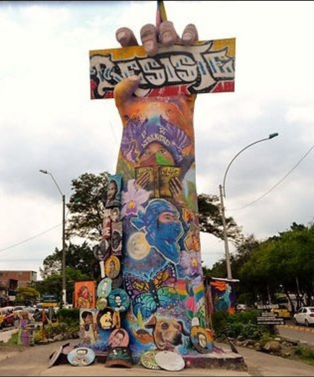 Caleños es la oportunidad perfecta para demostrar su indignación tumbado este monumento de apología al terrorismo, no necesitan permisos, ni maquinaria, reúnanse unas 200 personas con masetas, punteros, picos y palas y derrumben esa maldición que solo les ha traído sangre