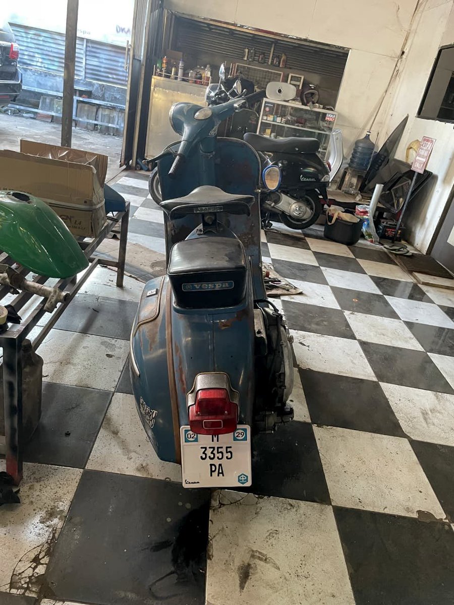 idiots21st's tweet image. Kali aja rejekinya disini ya, mau jual vespa super 1974 cat original, ada semburan sedikit ga ngaruh, masih ganteng , SS lengkap, mati. Jual harga 35jt saja, detil japri ya bang 🙌🏼