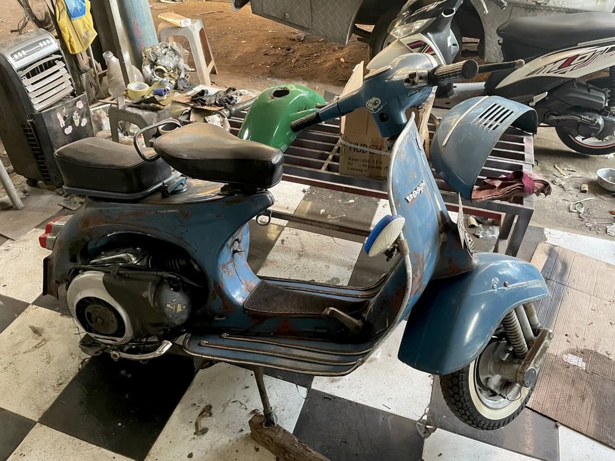 idiots21st's tweet image. Kali aja rejekinya disini ya, mau jual vespa super 1974 cat original, ada semburan sedikit ga ngaruh, masih ganteng , SS lengkap, mati. Jual harga 35jt saja, detil japri ya bang 🙌🏼