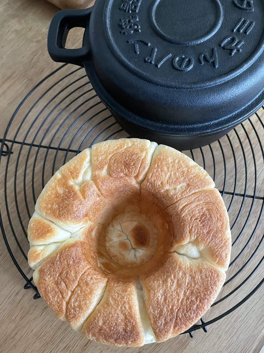 takos51004's tweet image. お盆に及源さんに行ったら、久しぶりにタミパン焼きたくなったよ〜！
パン焼くの久々すぎて、色々忘れてたけど、やっぱり焼き立ては美味しいね🥰
ふわふわでした💕
#南部鉄器
#タミさんのパン焼器
#手作りパン