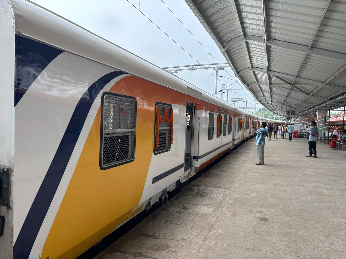 airnewsalerts's tweet image. Bihar: PM @narendramodi to flag off the Buddhist Circuit Train between #Vaishali and #Koderma, alongside the #AmritBharatExpress (Delhi-Gaya).
The train will boost tourism and religious travel across key Buddhist sites in the region.
#BuddhistCircuitTrain #PMModi #PMModiInBihar