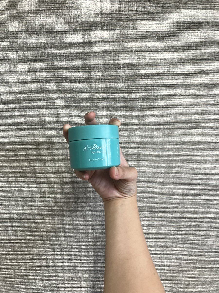 明日は #甲子園決勝 なので、久々に広報の推しアイテムを、とある変化球の握り方で撮らせていただきました📸

どの変化球か分かる、凄まじい方はいらっしゃいますでしょうか？💁‍♀️🫧

#明日も全力応援📣
#がんばれ沖尚
#がんばれ広報