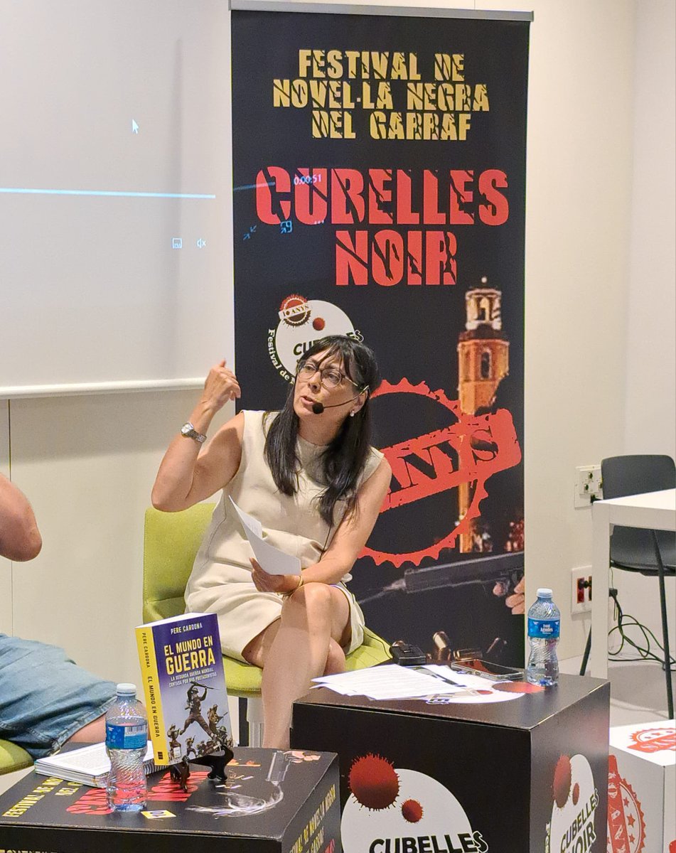 Primera taula de la tarda del Cubelles Noir 2025 🖤 Ahir vam gaudir d’una xerrada intensa i plena de reflexions al Cubelles Noir.
📚 “S’acaba el món” va reunir Pere Cardona i Laura Manzanera, amb la moderació de Charo González, a la Biblioteca Mn. Joan Avinyó.