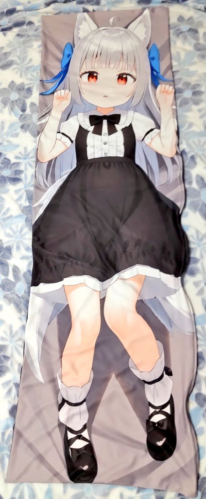 Dacha_VTuber's tweet photo. 引退するまでにやっておきたいグッズシリーズ第二弾じゃ🦊
今度は抱き枕カバーを作ったぞ🐾

こういうのは大抵現物を見て、もう少しあーすれば良かったと思うもんじゃね。顔がデカすぎんだろ💧
そして5枚もどーすんじゃコレ？

依頼した業者様は100点満点のお仕事じゃ🤗
#電脳プリント 様
#avalab 様 https://t.co/lCeK3vjt7b