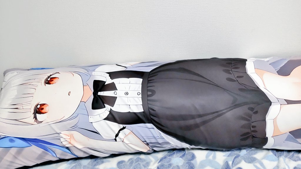 Dacha_VTuber's tweet photo. 引退するまでにやっておきたいグッズシリーズ第二弾じゃ🦊
今度は抱き枕カバーを作ったぞ🐾

こういうのは大抵現物を見て、もう少しあーすれば良かったと思うもんじゃね。顔がデカすぎんだろ💧
そして5枚もどーすんじゃコレ？

依頼した業者様は100点満点のお仕事じゃ🤗
#電脳プリント 様
#avalab 様 https://t.co/lCeK3vjt7b