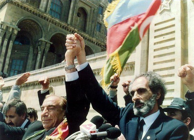 YuBasKocagil's tweet photo. Dün aşikar, yarın meçhul, ya bu hal nice beyim
Bir tek Tanrı bilir dedi, yolu tutu Elçibey https://t.co/Zhytr68nfH