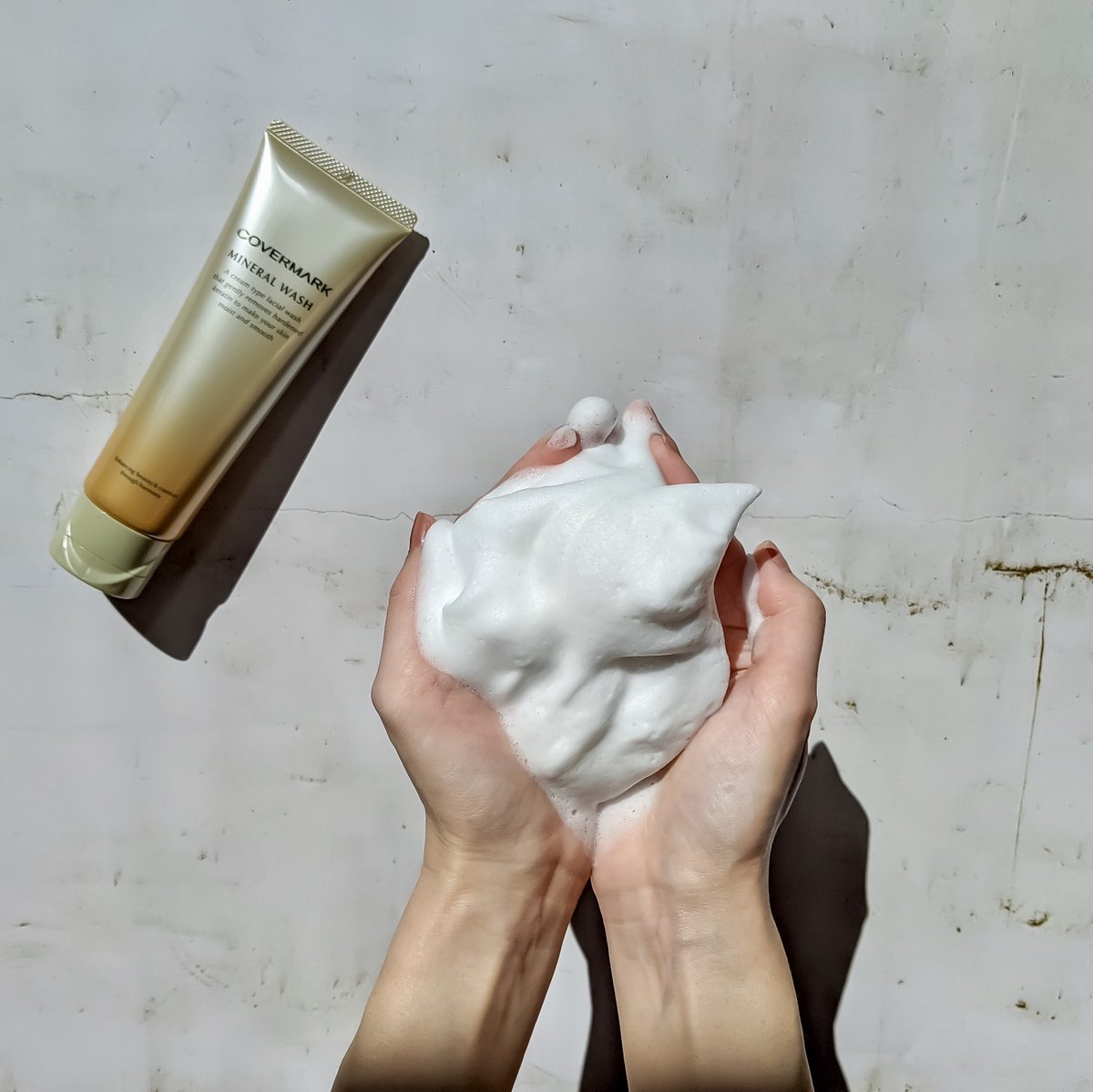 夏は汗や皮脂でお顔のベタつきが気になりますよね😓
だけど冷房による乾燥も見過ごせない…

そんなときにおすすめなのが、ミネラルウォッシュです✨
モロッコ産の「潤うクレイ」が毛穴の中まで汚れを吸着！美肌成分が潤いを守って整えます💧

画像のような濃密もこもこ泡をぜひ体験してみてください😊