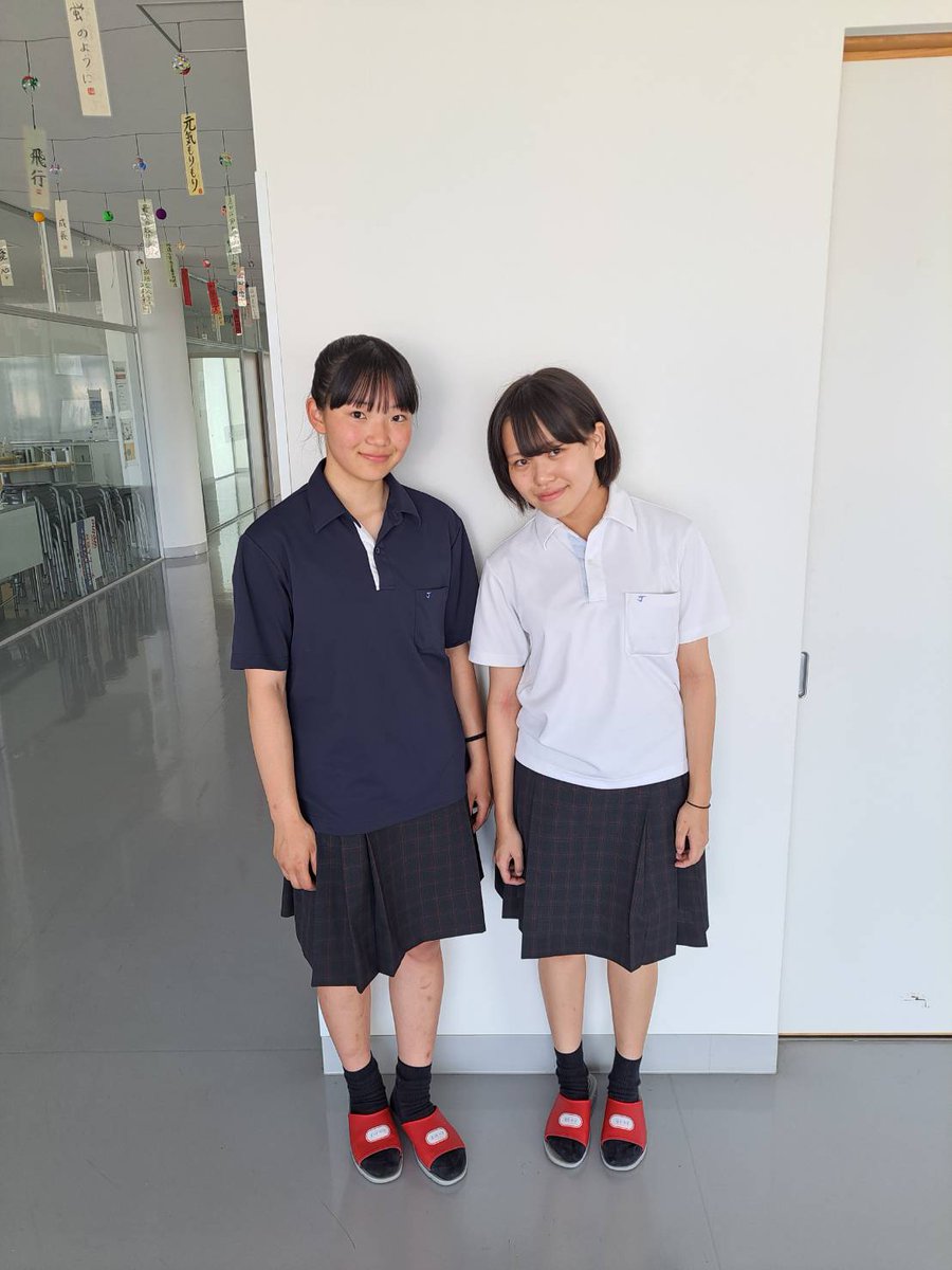 今年度より夏服に酷暑対策としてポロシャツを導入しました。色は紺と白