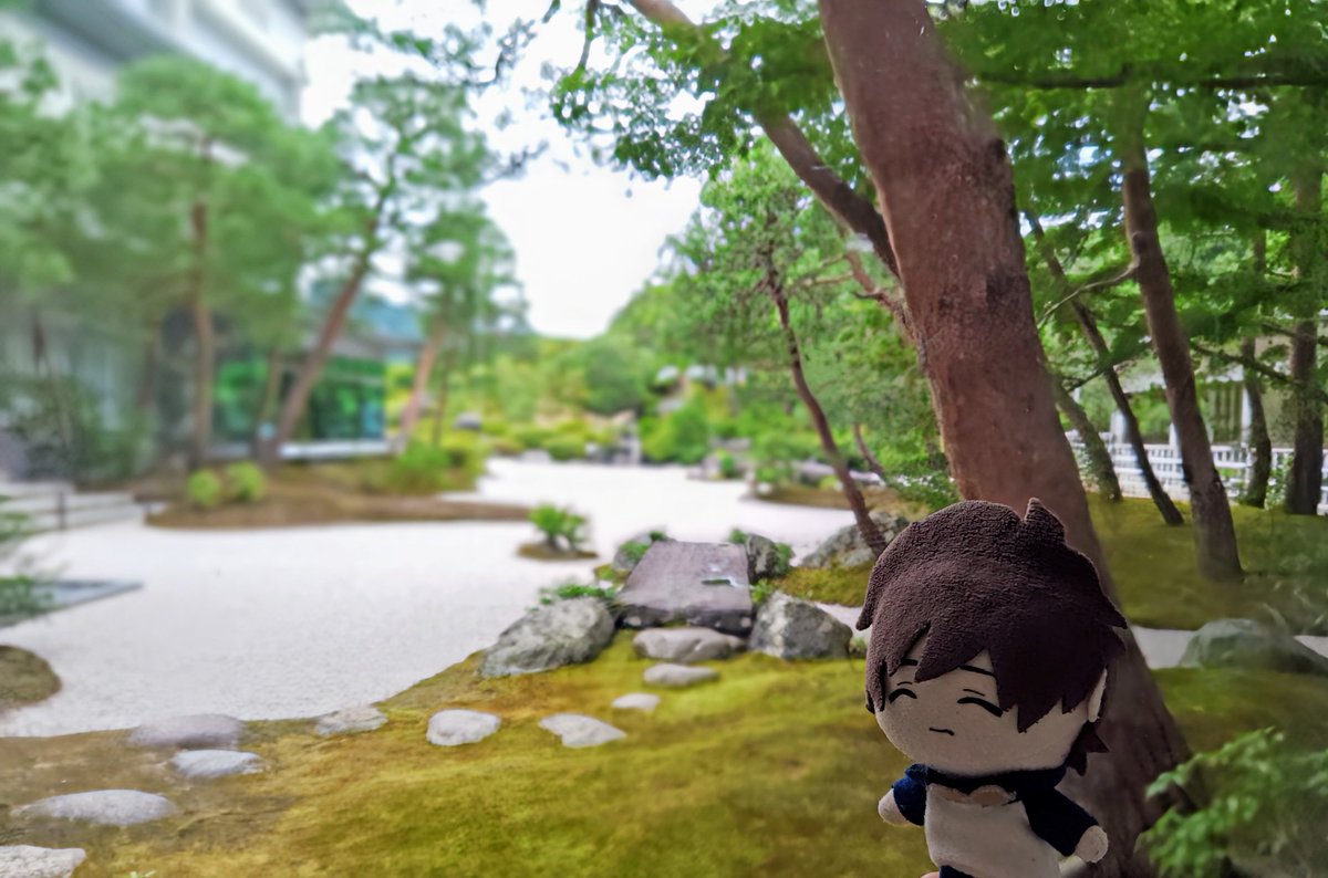 世界（で一番美しい庭）の片隅で佇むぬいレオ