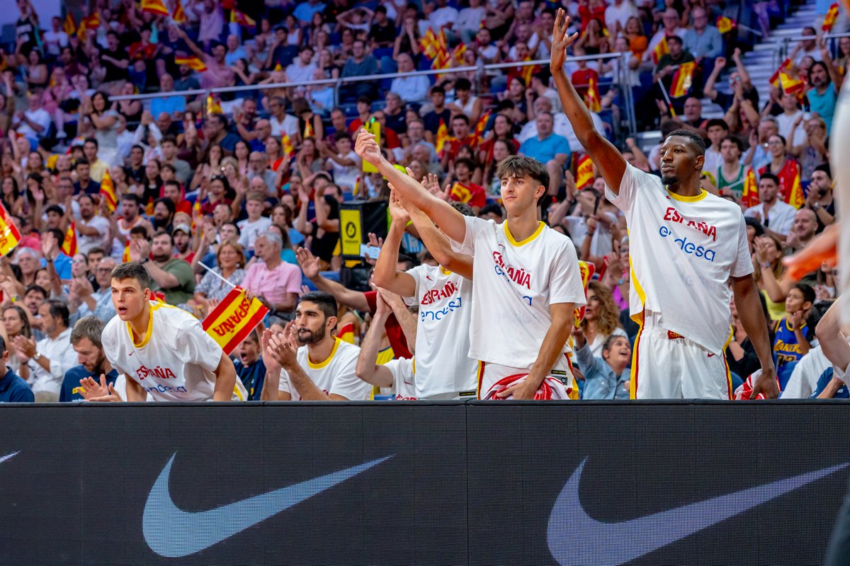 😍 El capitán <a href="/santiagoyusta/">Santiago Yusta</a>, en los 1⃣2⃣ de #LaFamilia para disputar el <a href="/EuroBasket/">FIBA EuroBasket</a> ❤️🦁

<a href="/LucasLangarita/">LucasLangarita</a> debutó ayer frente a <a href="/DBB_Basketball/">Dt. Basketball Bund</a>

¡Enhorabuena chicos! 👏