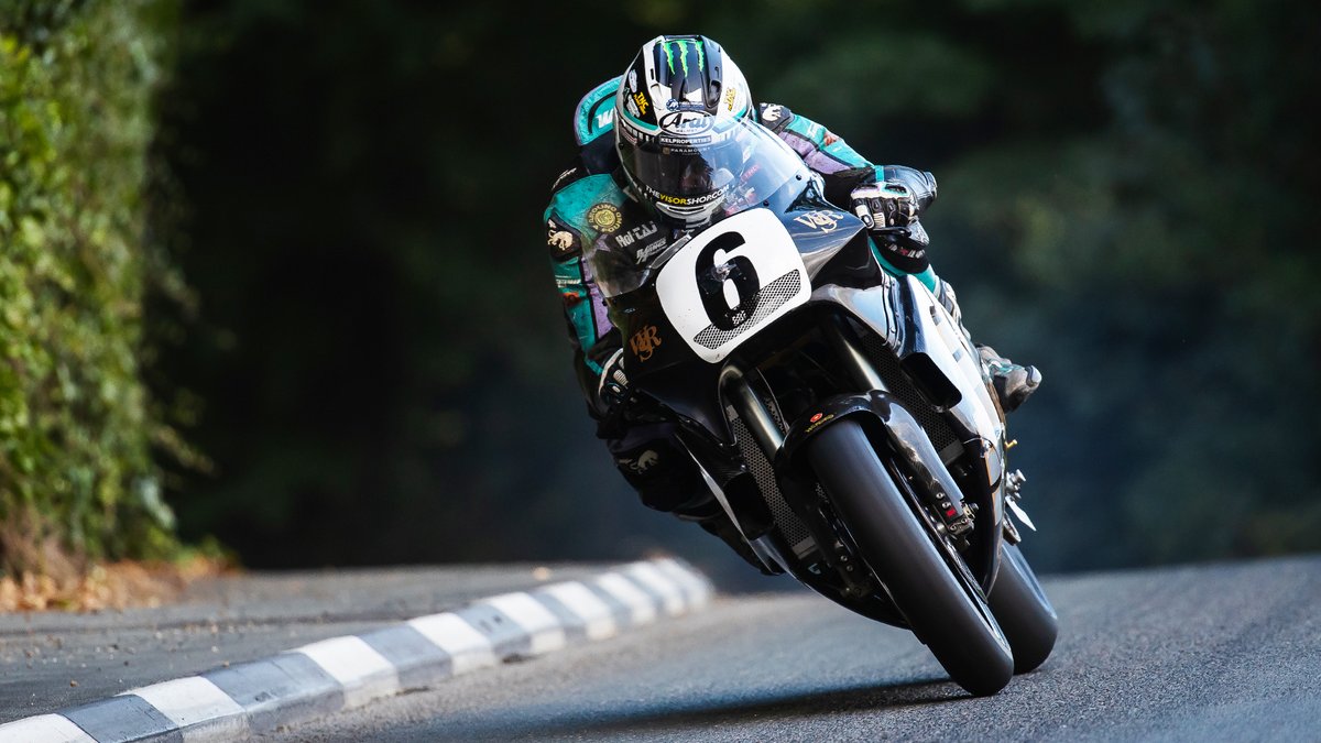 TheMSHub's tweet image. Michael Dunlop on the Rotary Norton with the bike in his Dad&apos;s traditional racing colours in this weeks Manx GP. #michaeldunlop #manxgp #fyp #motorsport #isleofman