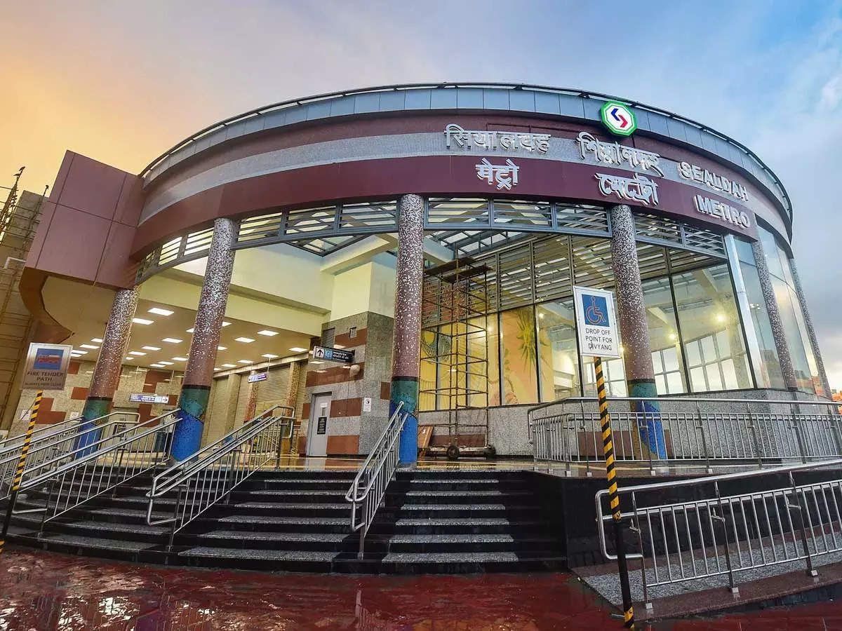 Diverse_inn's tweet photo. 🚇 Big day for Kolkata! PM Modi to inaugurate 3 new metro corridors today—Green, Orange &amp; Yellow Lines.

He’ll flag off the metro at 4:15pm &amp; take a ride from Jessore Road to Jai Hind Bimanbandar! 🏙️🚆✨ 

#KolkataMetro #PMModi #CityUpgrade https://t.co/ImEMO6PdyX