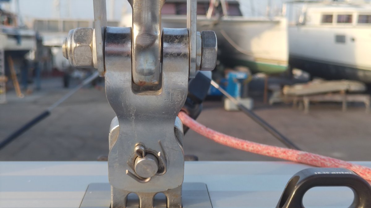 SurveysTheo's tweet image. Nothing to see here 🕵️🤦⛵

2022 production cruising catamaran.

Forestay rigging eye (almost almost) failure.

Thorough and meticulos yacht surveys is what we do.

#yacht #catamaran #sailing #yachtsurvey #corrosion #scc #engineering #boating