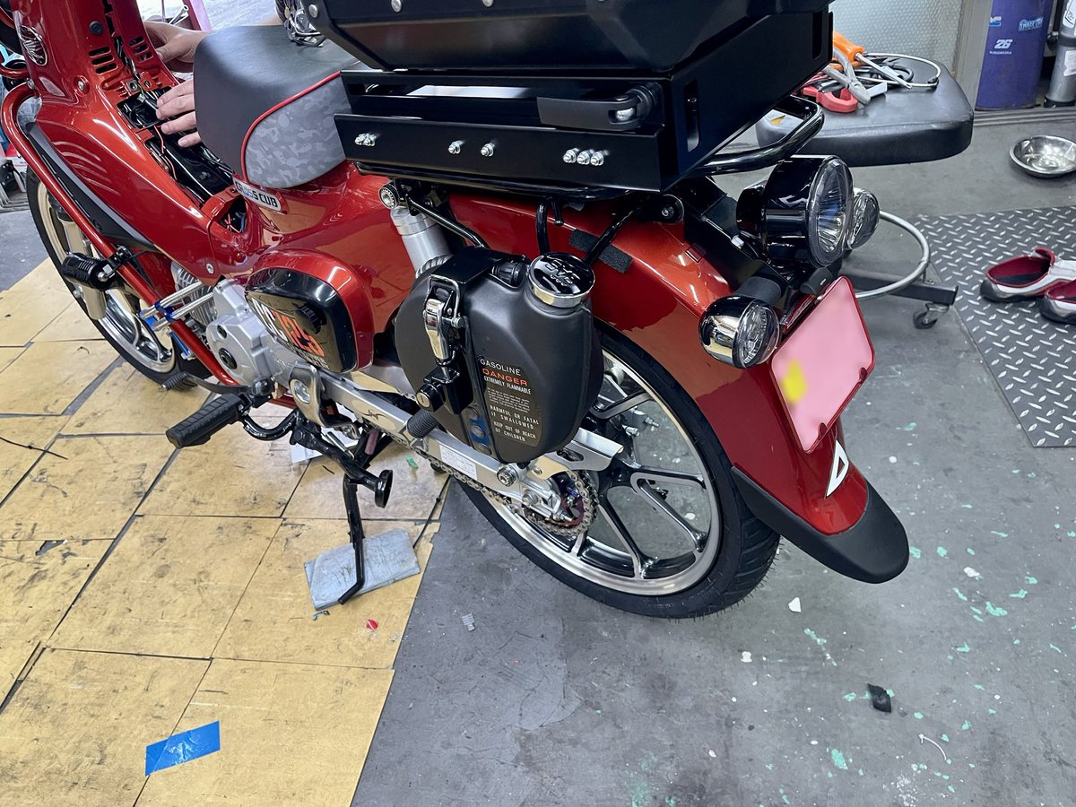 kuroyagisan3's tweet photo. ハンターサブタンクの値段がスゴイ事になっているのにビックリ!
8万とか10万なんて🥵
#バイク乗りと繋がりたい #クロスカブ
#JA45 #CC125 https://t.co/mv8YQl5OER
