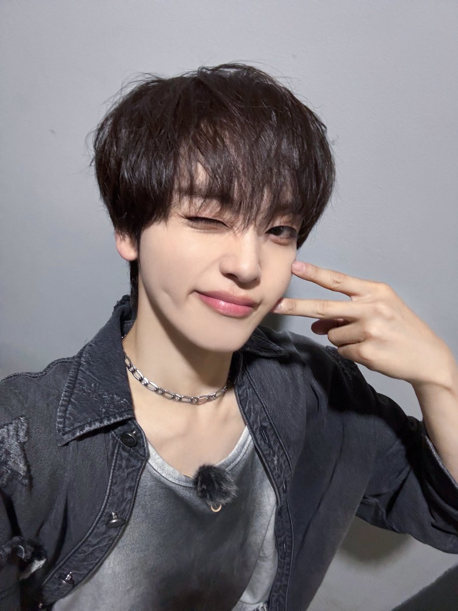 [📸] 250822
MBC M #주간아이돌
⠀ 
#CRAVITY #크래비티
#형준 #HYEONGJUN
#DaretoCrave
#SETNETG0?! #SETNETGO #셋넷고