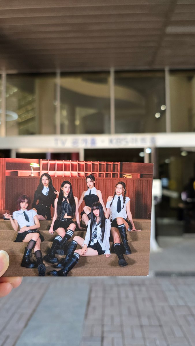 5ecretNumber's tweet image. [*****]

250822(금) KBS2 뮤직뱅크 본방송 명단 체크 안내

🔑 위치 : 여의도 KBS 신관 공개홀 앞
🔑 시간 : 오후 3시 45분

* 사전 안내드린 번호에 맞게 줄서주시기 바랍니다.
* 참여 준비물 중 하나라도 없을 경우 참여가 불가합니다.

#SECRET_NUMBER #시크릿넘버 
#Dont_Touch #돈터치