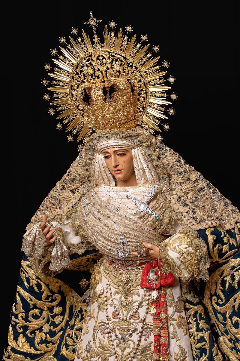 “Una gran señal apareció en el cielo: Una Mujer, vestida del Sol, con la Luna bajo sus pies, y una corona de doce estrellas sobre su cabeza”.

Feliz día de la Realeza de María.

#EsperanzaDeTriana
#LaMisiónDeLaEsperanza