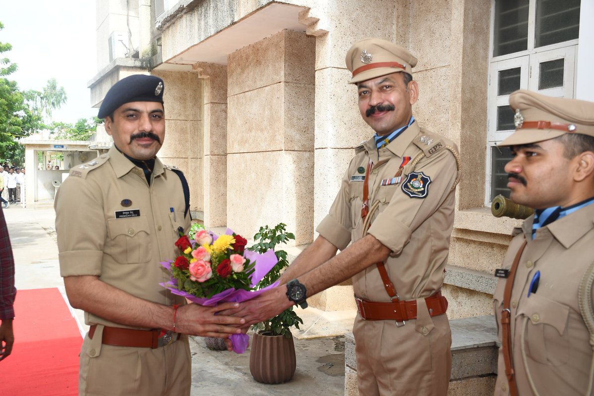 SPSurendranagar's tweet image. શ્રી પ્રેમસુખ ડેલુ, IPS નાઓએ આજે સુરેન્દ્રનગર જિલ્લાના નવા પોલીસ અધિક્ષક તરીકેનો કાર્યભાર સંભાળ્યો. 🚓✨
જિલ્લામાં કાયદો અને વ્યવસ્થા જાળવવા અને જનસુરક્ષા માટે પોલીસ તંત્ર વધુ સક્રિય બની કામીગીરી કરશે.
@GujaratPolice
@dgpgujarat
@IGP_RajkotRange