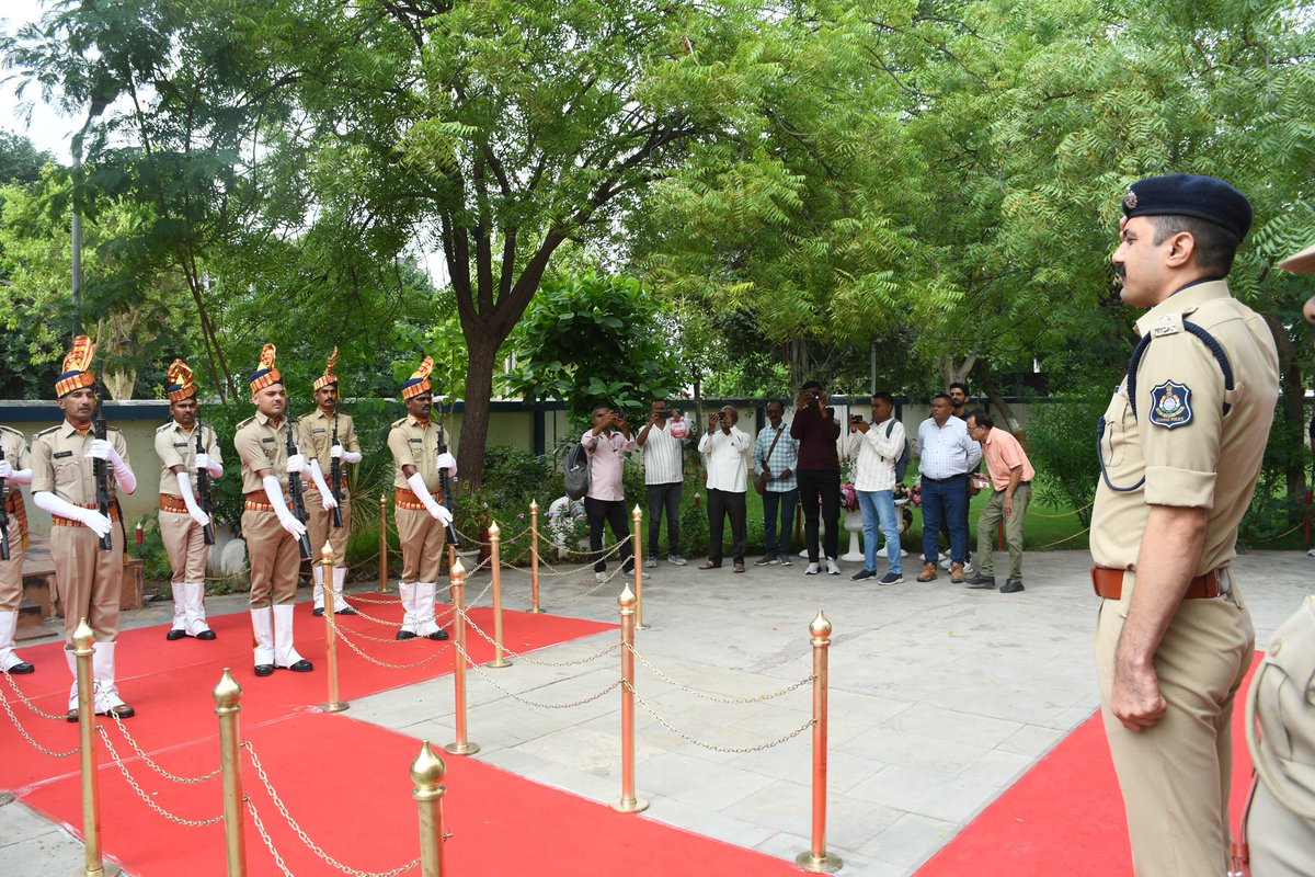 SPSurendranagar's tweet image. શ્રી પ્રેમસુખ ડેલુ, IPS નાઓએ આજે સુરેન્દ્રનગર જિલ્લાના નવા પોલીસ અધિક્ષક તરીકેનો કાર્યભાર સંભાળ્યો. 🚓✨
જિલ્લામાં કાયદો અને વ્યવસ્થા જાળવવા અને જનસુરક્ષા માટે પોલીસ તંત્ર વધુ સક્રિય બની કામીગીરી કરશે.
@GujaratPolice
@dgpgujarat
@IGP_RajkotRange