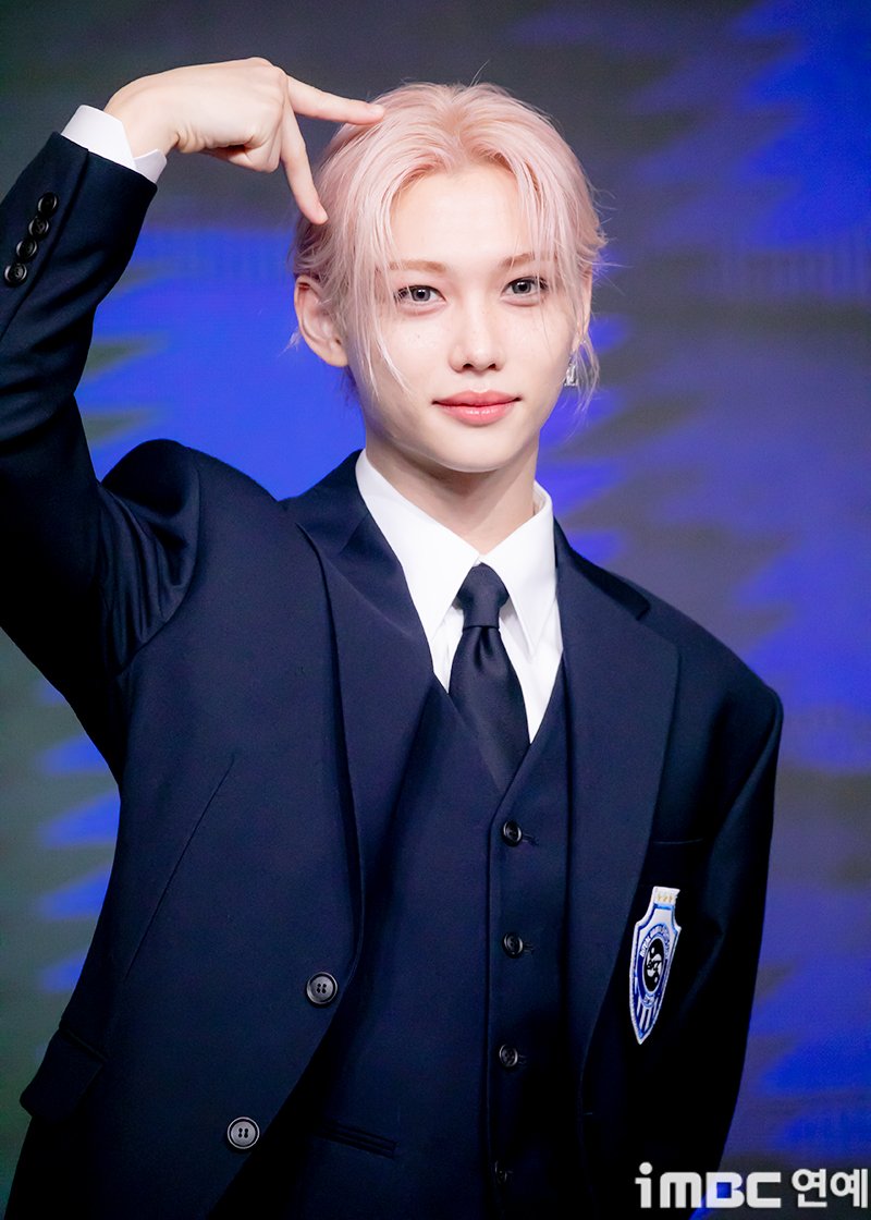 HES SO CUTE AHSNXISHSUCJFIR8KCXJWOWIXDJWIW8 PINK FEFE I REPEAT PINK LEE FELIX