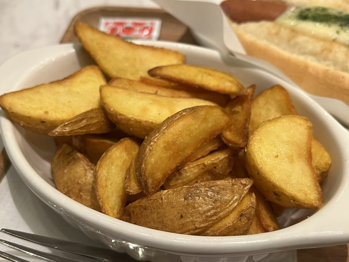 kiyo4072's tweet photo. #うにいくらの食い道楽 #DOUTORKitchen
本日のお昼ごはん
『キッチンチーズドッグ』
なんか、最近、ハマってるꉂ🤣w𐤔
もっちりしたチーズの食感と塩味がパンとパリッとした歯ごたえのソーセージとよく合います🌭
ポテトもお約束で注文🥔
ここのポテトは大のお気に入り🥇
ドリンクは豆乳ラテで🫘🥛☕️
美味かった❣️
ちょいと体調崩し気味の💦
うにいくらでございます🙇♂️