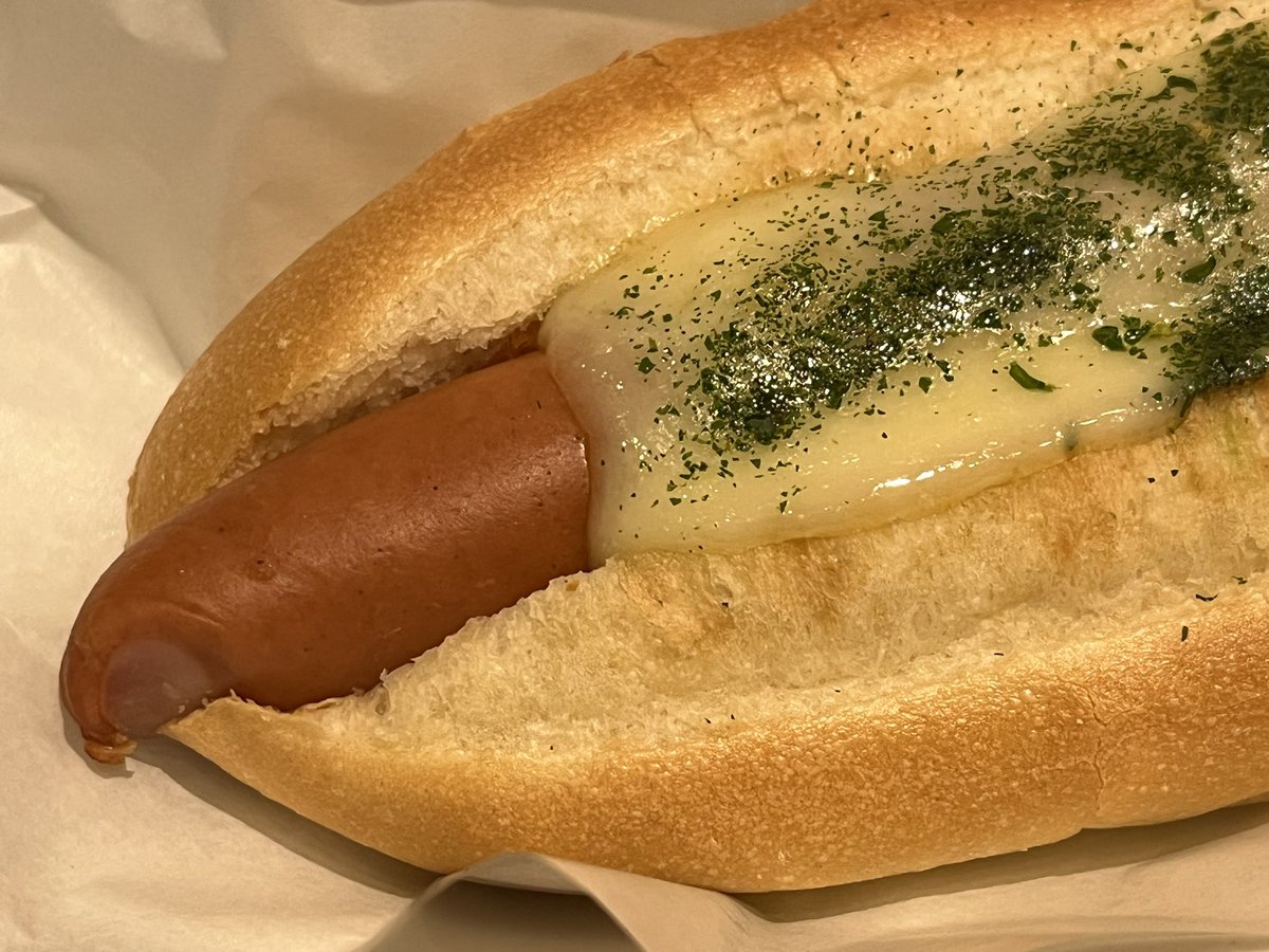 kiyo4072's tweet photo. #うにいくらの食い道楽 #DOUTORKitchen
本日のお昼ごはん
『キッチンチーズドッグ』
なんか、最近、ハマってるꉂ🤣w𐤔
もっちりしたチーズの食感と塩味がパンとパリッとした歯ごたえのソーセージとよく合います🌭
ポテトもお約束で注文🥔
ここのポテトは大のお気に入り🥇
ドリンクは豆乳ラテで🫘🥛☕️
美味かった❣️
ちょいと体調崩し気味の💦
うにいくらでございます🙇♂️