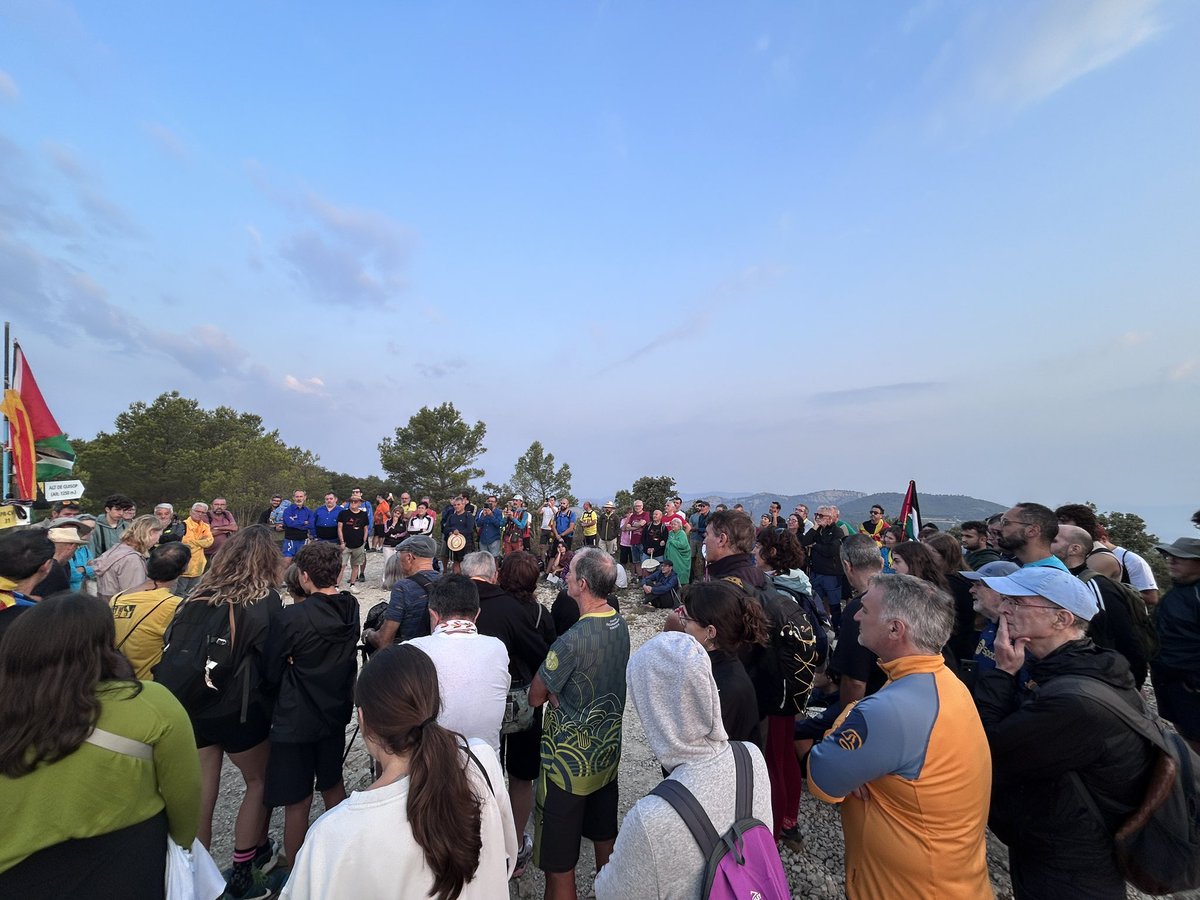 Un any més, i en van catorze, més d’un centenar de persones 
homenatgem Enric Valor i reivindiquem l’ús i  dignificació del valencià i la valencianitat d’Alacant, a l’Alt de Guisop. Fem camí!! #EnricValor #AlbadeValor #GentdeValor