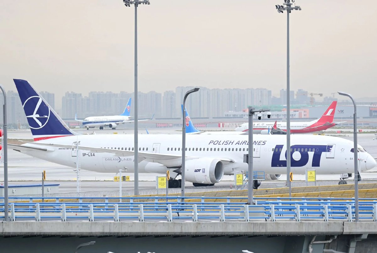 8月14日、東京成田国際空港からワルシャワショパン国際空港へ向かうポーランド航空LO80便がエンジントラブルのため、15日未明、ウルムチ天山国際空港に緊急着陸した。 現在、飛行機はエンジン交換を終えてウルムチを離れ、旅客は全員無事に目的地に到着したという。