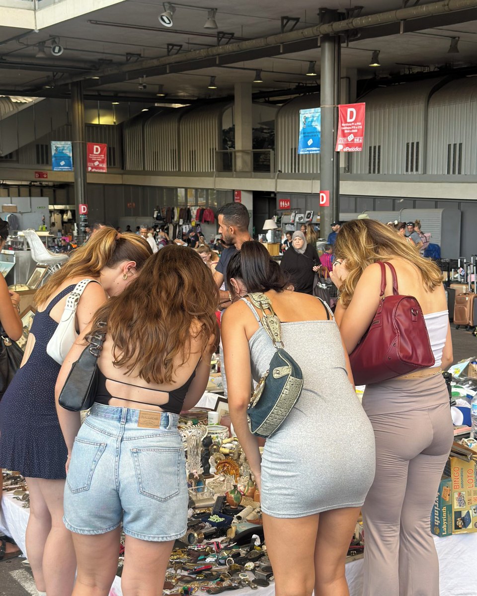 😍 Pla entre setmana? Anar amb les amigues a Encants Barcelona.

Res millor per a escapar de la rutina entre paradetes plenes de curiositats, roba vintage,👚 vinils💽, llibres antics🔖 i aquells objectes⌚ que no sabies que volies fins que els trobés.

@mercatsbcn