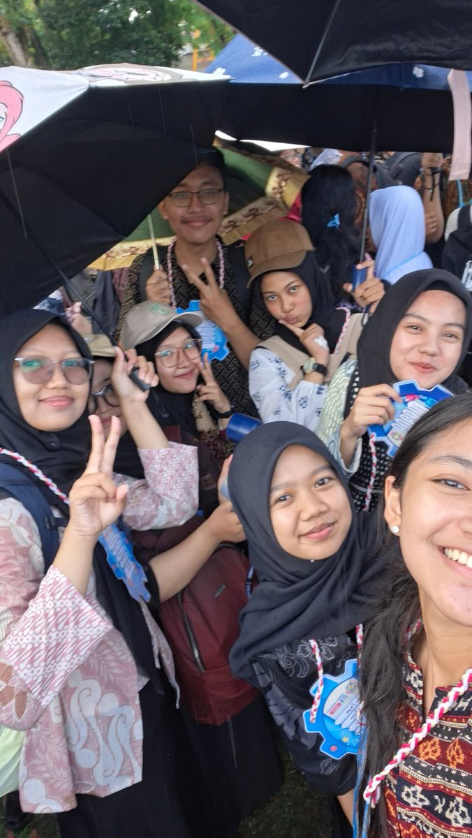 if i could do gerex again in another life, i would always choose them, my new family, clarence darrow, over and over again. thanks for being part of my journey!! lovyu se semesta pokoknya🤍🤍