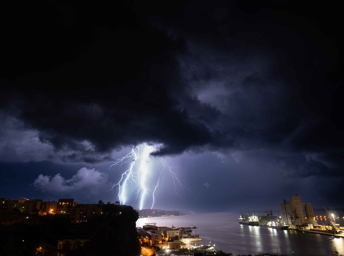 BIBIXHD's tweet photo. 20 Août, Foudre assez proche et ramifiée à Savone en Italie 20mm  
#Orages #savone #stormchasing #weather #lightning https://t.co/BC8AfjgBpK