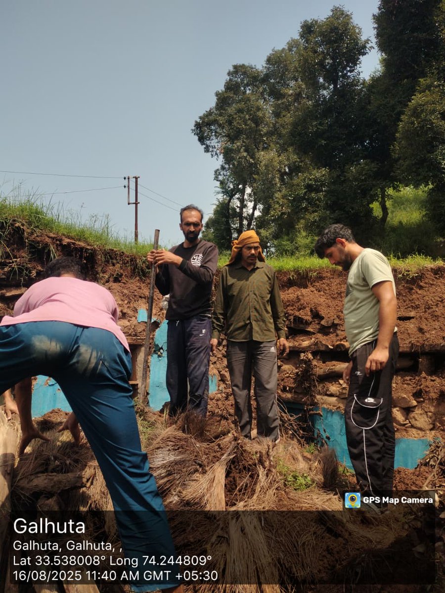 mkaindia's tweet image. Serving Humanity in Time of Need 

Khuddam-ul-Ahmadiyya Distt #Rajouri&apos;s selfless service: clearing debris from a rain-damaged house! 

A true embodiment of compassion &amp;amp; community spirit!

#ServiceToHumanity
#JammuAndKashmir