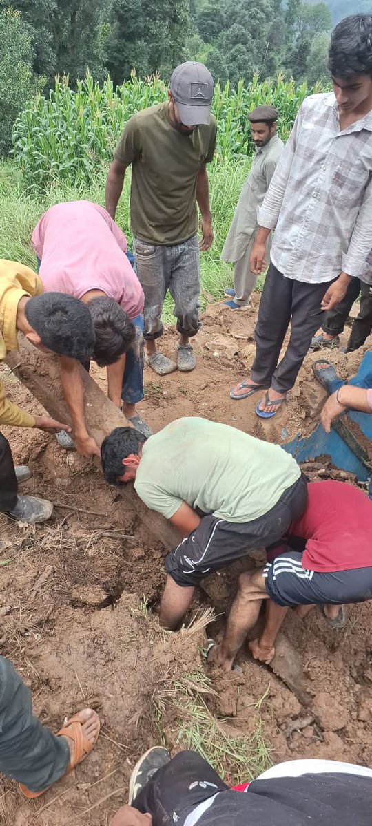 mkaindia's tweet image. Serving Humanity in Time of Need 

Khuddam-ul-Ahmadiyya Distt #Rajouri&apos;s selfless service: clearing debris from a rain-damaged house! 

A true embodiment of compassion &amp;amp; community spirit!

#ServiceToHumanity
#JammuAndKashmir