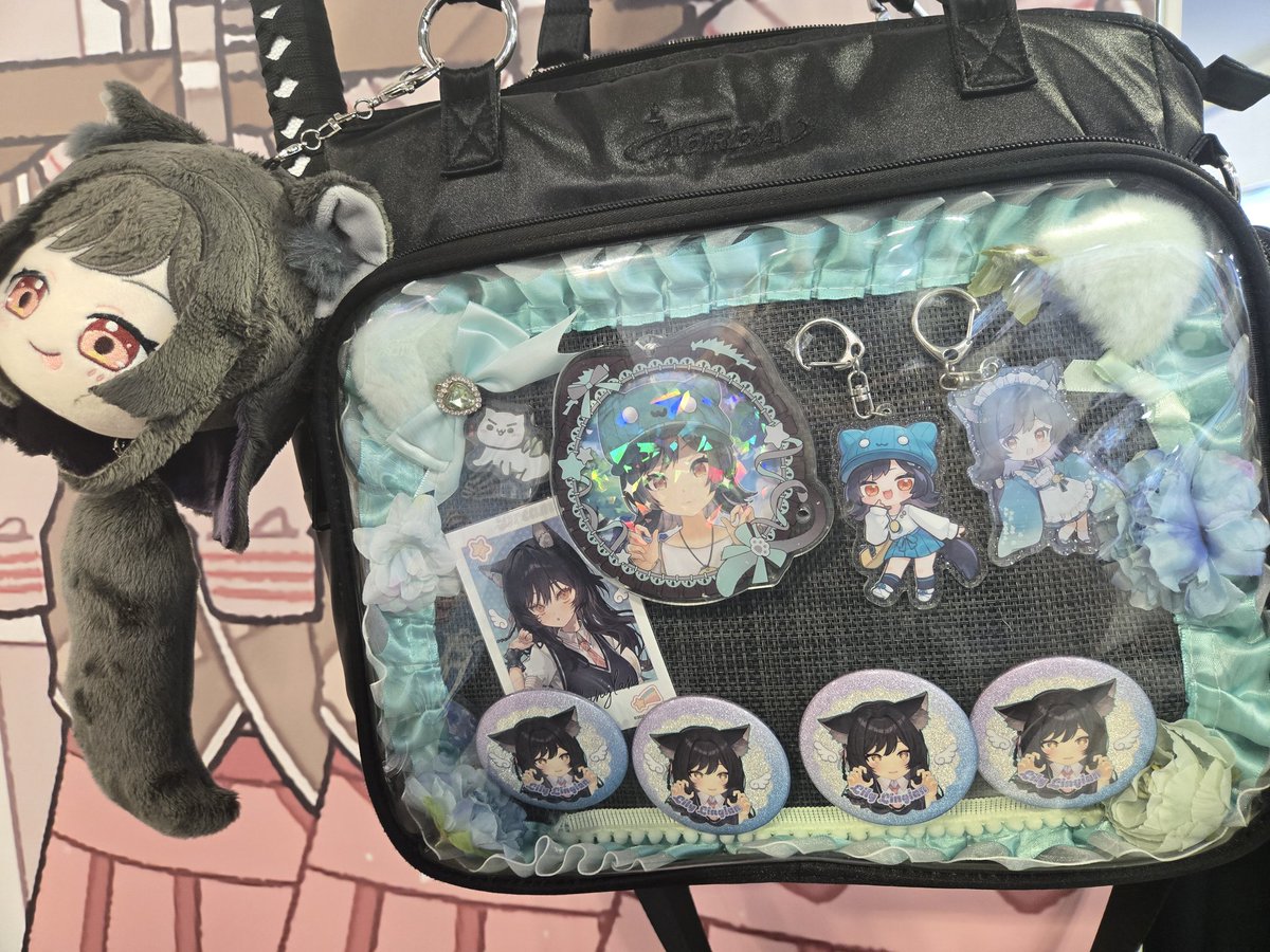 現場做了一個痛包 稍微歪了點🤣 徽章小卡都好看！
#蘭蘭你看