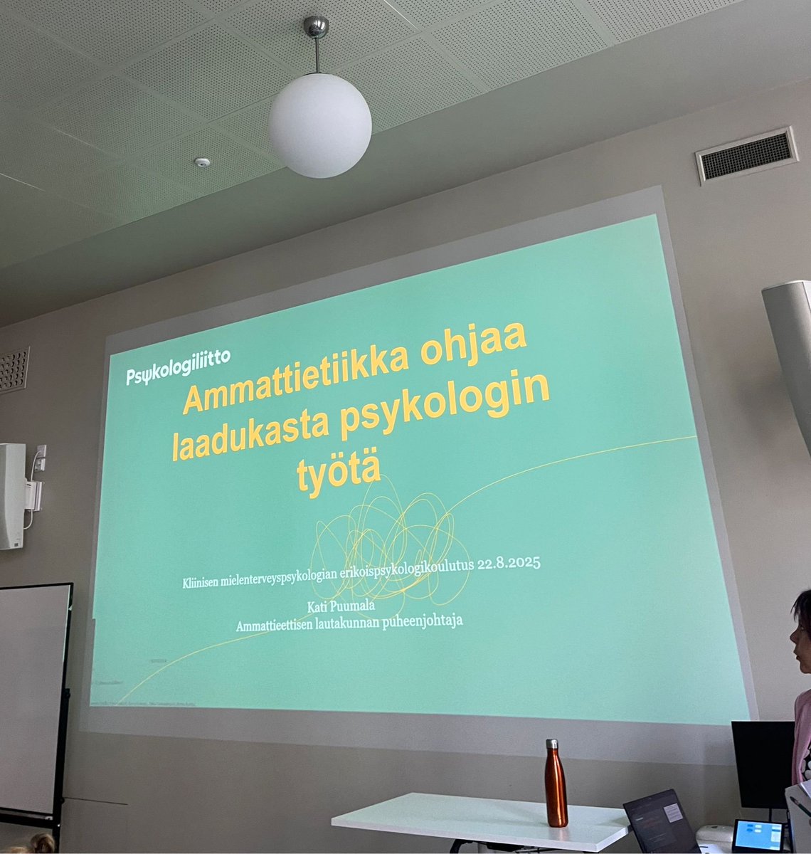 klimtpsy's tweet photo. 2025-28 kliin. mielenterveyspsykologian erikoistumiskoulutus meneillään! 🤩 Ekan seminaarin aikana tutustumme ja pohdimme paikkaamme (ja tulevia paikkojamme) palvelujärjestelmässä. Mukana mm. @Psykologiliitto , koulutuksen alumni ja HUS psykiatria. Tänä aamuna  ammattietiikkaa. https://t.co/vqErVzYFWA