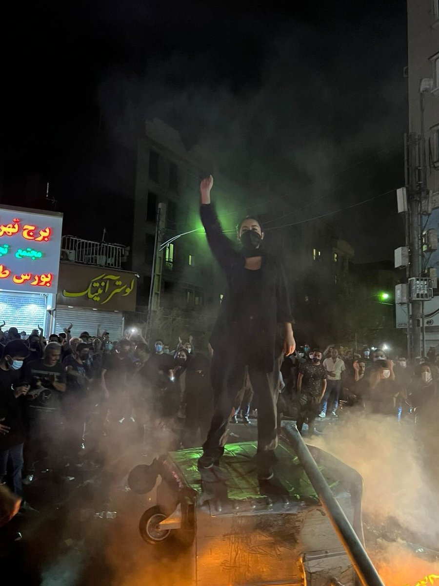امروز کاره زیادی نداریم‌،ن هشتک میخوایم نه توییت، هیچی از الان زنگ بزنید به دو سه نفر از آشناها باهم بزنیم بیرون 🙏فقط بزن بیرون، با شناختی که از شهره خودت داری میدونی باید کجا بری #KingRezaPahlavi #بپاخیزیم #ایران_را_پس_میگیریم #همکاری_ملی