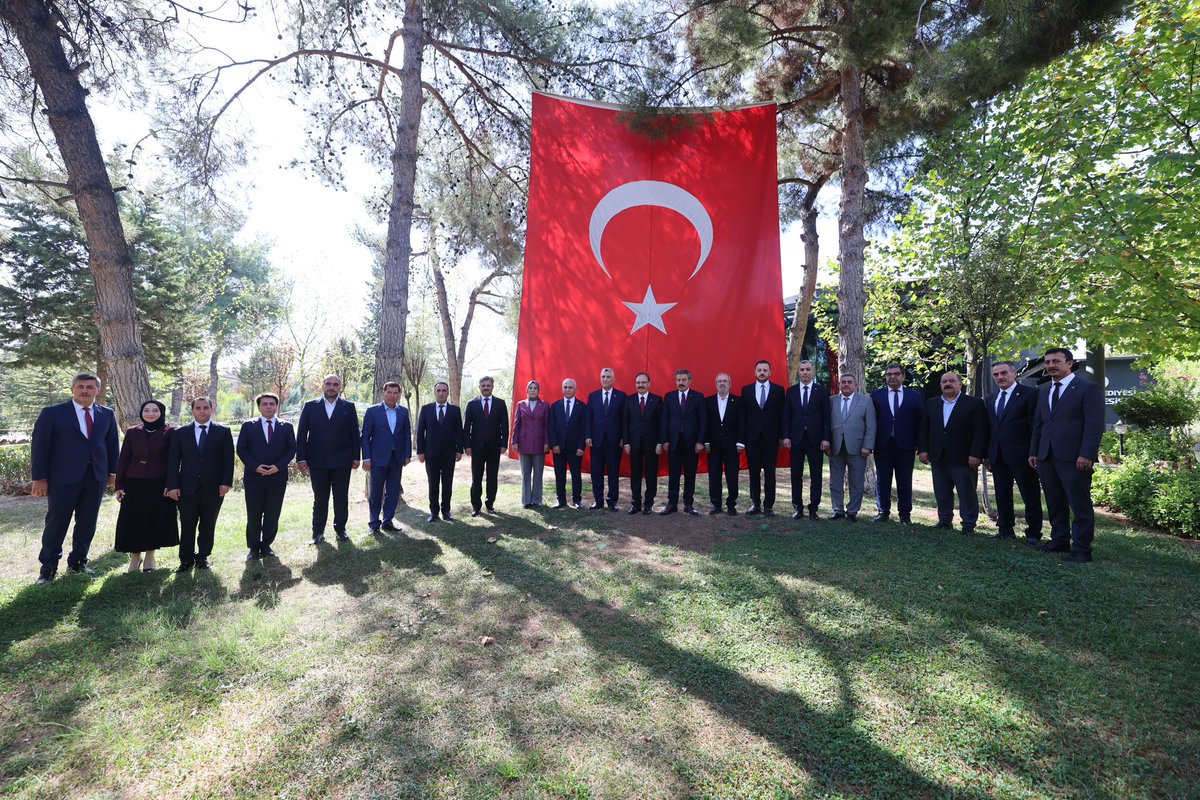 Ticaret Bakanımız Sayın Prof. Dr. Ömer Bolat, Türkiye Buluşmaları programı kapsamında ilimize teşrif ederek Valiliğimizi ziyaret etti.

Valilik Şeref Defteri’ni imzalayan Bakanımız, Valimiz ve Belediye Başkan V. Sayın Dr. Kemal Kızılkaya’dan ilimizde yürütülen yatırım ve projeler