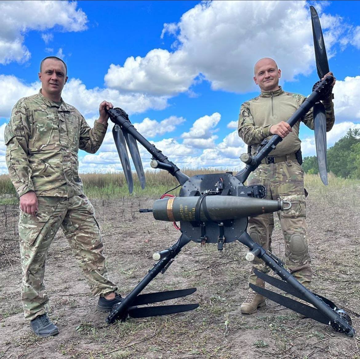 Nyamuk raksasa terbang 150 meter di atas kepala, di tengah berisiknya medan pertempuran, lalu menjatuhkan amunisi meriam kaliber 155mm seberat 43 kg, 9 kg di antaranya adalah bahan peledak murni comp B, dan sisanya shrapnel, dengan fuze PD/mod, tidak ada yang bisa kalian lakukan.