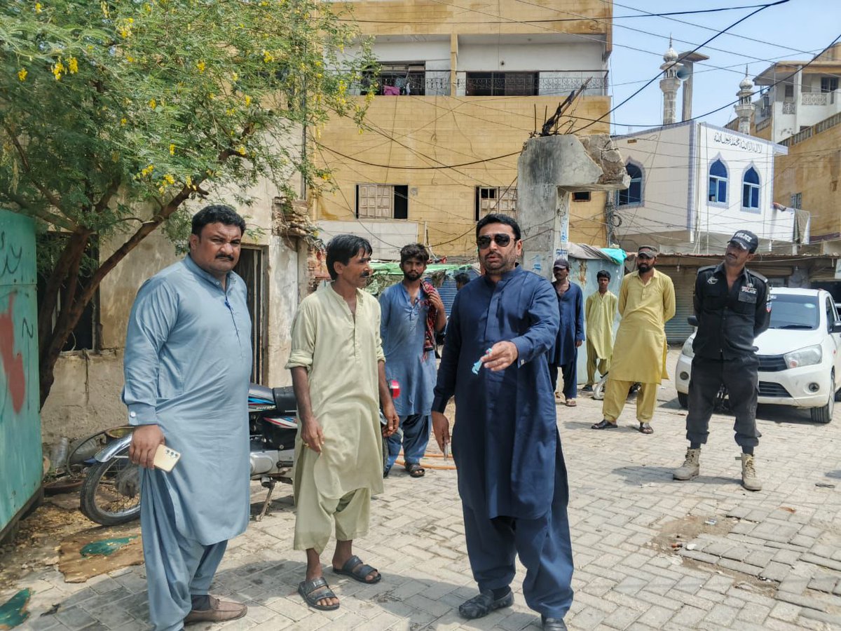 YumnaAli_4383's tweet photo. Mayor @KashifShoroPPP, on the 4th consecutive day of rainfall, personally visited Citizen Colony to review dewatering work.
He directed teams to speed up operations and ensure immediate relief for residents. A true hands-on leader!
#HyderabadRain #AwamiMayor @jamkhanshoro https://t.co/sKdASvX3vf