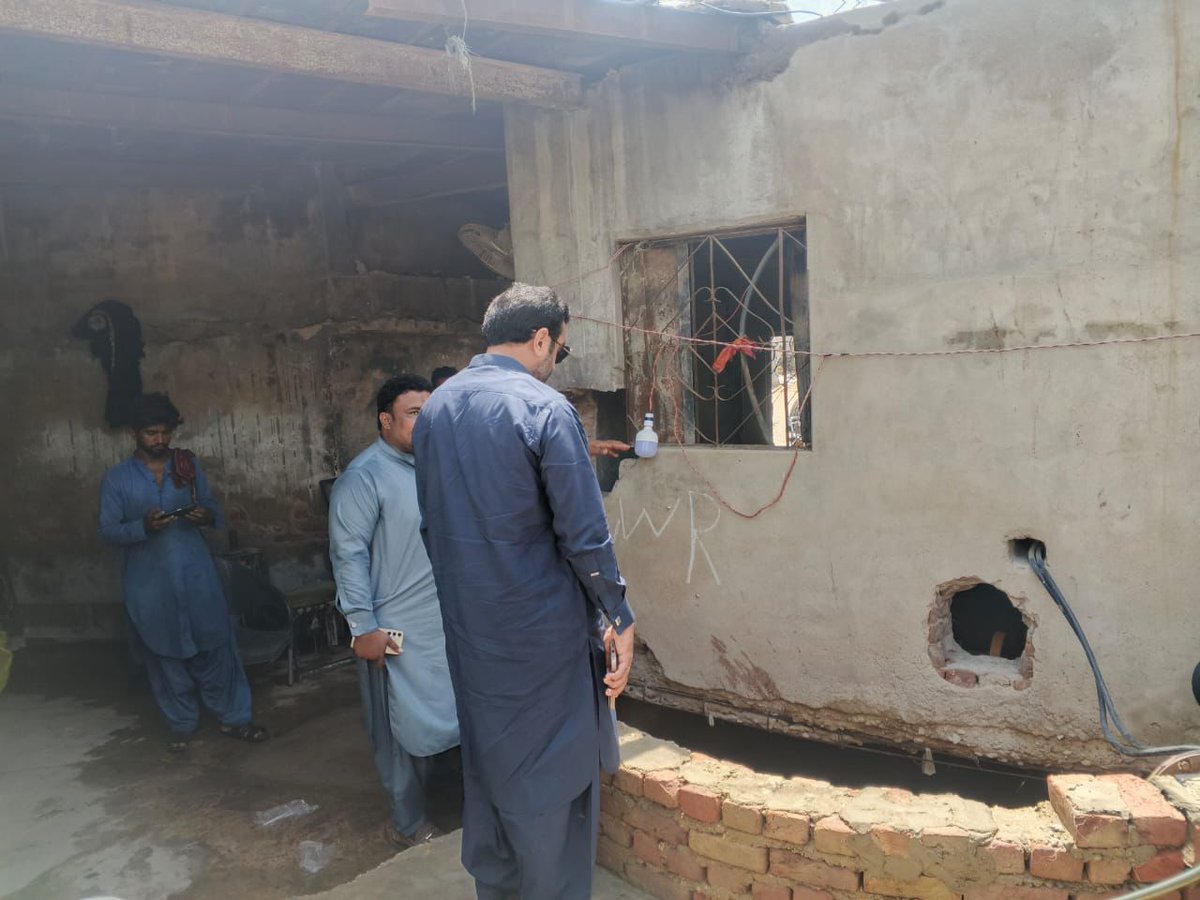 YumnaAli_4383's tweet photo. Mayor @KashifShoroPPP, on the 4th consecutive day of rainfall, personally visited Citizen Colony to review dewatering work.
He directed teams to speed up operations and ensure immediate relief for residents. A true hands-on leader!
#HyderabadRain #AwamiMayor @jamkhanshoro https://t.co/sKdASvX3vf